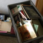 Bücher, zur Entsorgung in Boxen sortiert.