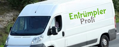 Transporter vom Entrümplerprofi auf dem Weg zu einer Entrümpelung oder Haushaltsauflösung